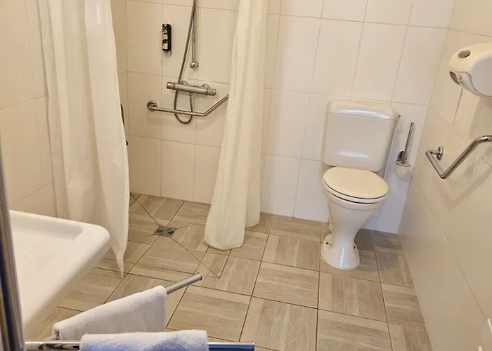 Hotel Logis Restaurant L'unique Menesqueville